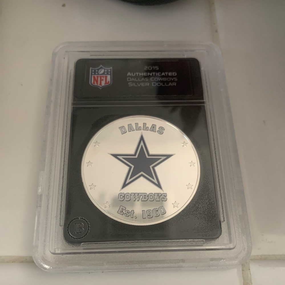 Dallas Cowboys 2015 AUTHENTICATED DALLAS COWBOYS SILVER DOLLAR COIN.